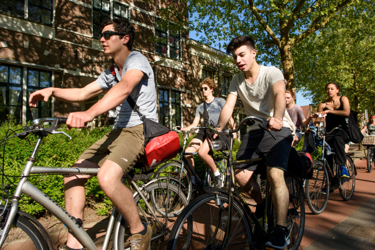 Een groep jongeren op de fiets