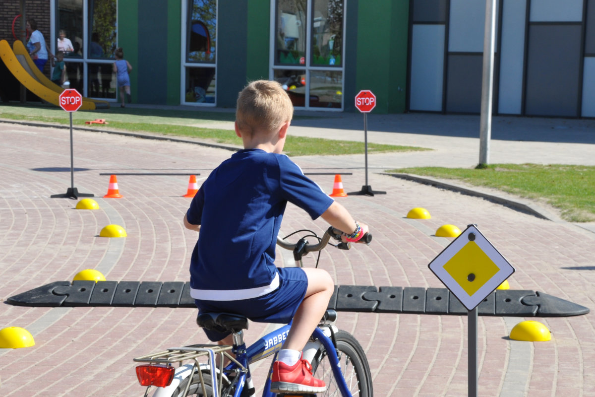 Jongen op de fiets op een parcour